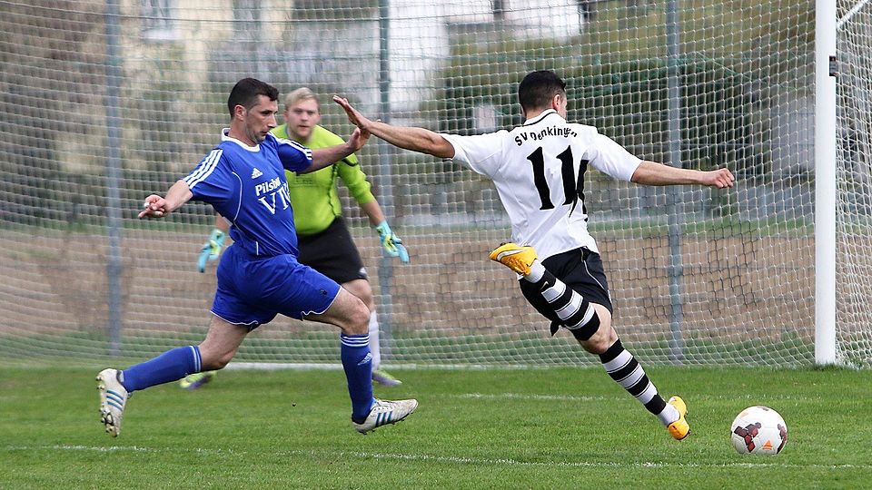 Der Denkinger angreifer Simon Sagur (re.) zieht an.Meßkirchs Abwehrspieler Refik Furuncu kann die Aktion nicht verhindern. Sagur traf aber nicht, Meßkirch ging letztlich als 2:0-Sieger vom Denkinger Rasen. Foto: Bodon
