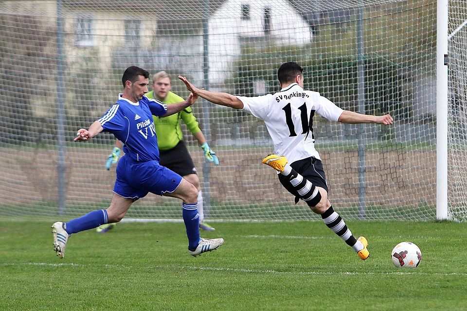Der Denkinger angreifer Simon Sagur (re.) zieht an.Meßkirchs Abwehrspieler Refik Furuncu kann die Aktion nicht verhindern. Sagur traf aber nicht, Meßkirch ging letztlich als 2:0-Sieger vom Denkinger Rasen. Foto: Bodon
