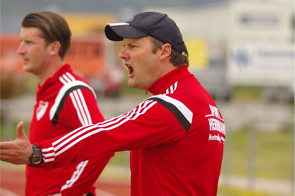 Abteilungsleiter Helmut Forster (r.) mit dem aktuellen Trainer Thomas Schön, der für die Restrückrunde eingesprungen war. F: lst Abteilungsleiter Helmut Forster (r.) mit dem aktuellen Trainer Thomas Schön, der für die Restrückrunde eingesprungen war. F: lst