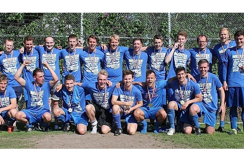 Auf dem Sportplatz in Bujendorf nahmen die Fußballer der BSG Eutin die Medaillen für den Meistertitel in der Kreisklasse A entgegen und strahlten entsprechend.nhi
