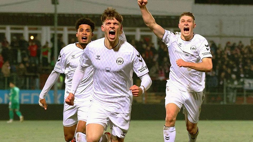 Pirmin Lindner (m.) schoss Burghausen ins Halbfinale des Totopokals. Nur acht Minuten nach Einwechslung erzielte der Holzkirchner den Ausgleichstreffer per Traumtor. Dann versenkte er zusätzlich noch den entscheidenden Elfmeter im Elfmeterschießen.