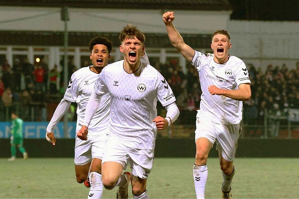 Pirmin Lindner (m.) schoss Burghausen ins Halbfinale des Totopokals. Nur acht Minuten nach Einwechslung erzielte der Holzkirchner den Ausgleichstreffer per Traumtor. Dann versenkte er zusätzlich noch den entscheidenden Elfmeter im Elfmeterschießen.