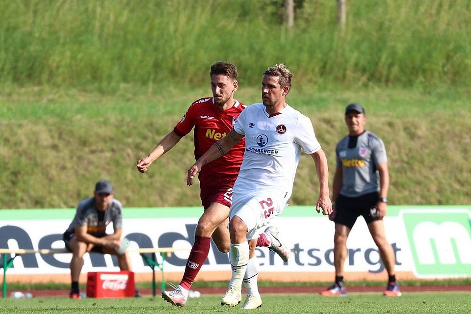 Oliver Sorg spielte unter anderem für den 1. FC Nürnberg, hier im weißen Trikot gegen Jahn Regensburg.