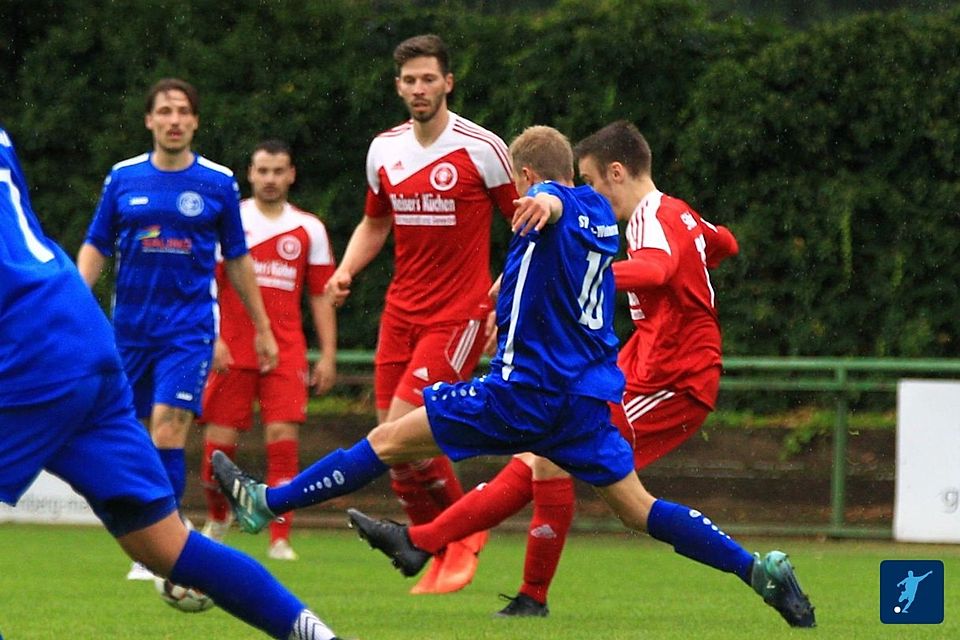 Mit dem 3:0-Erfolg gegen die TSG Pfeddersheim springt der SV Klein-Winternheim (blau) auf den vierten Tabellenplatz in der Bezirksliga-Abstiegsrunde. Mit dem 3:0-Erfolg gegen die TSG Pfeddersheim springt der SV Klein-Winternheim (blau) auf den vierten Tabellenplatz in der Bezirksliga-Abstiegsrunde.