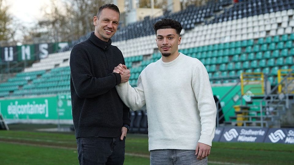 Große Freude auf beiden Seiten: Ole Kittner (l., Geschäftsführer Sport) und Leon Tasov.