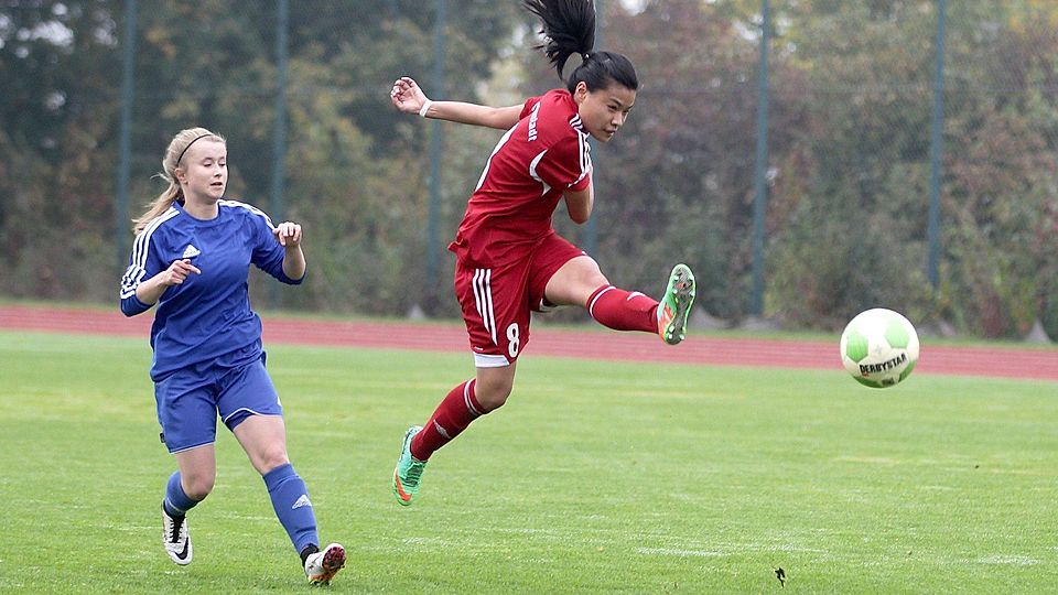 Xueer Chen (rechts), in dieser Szene Siegelbachs Charlotte Wilding enteilt, hat sich bei TuS Wörrstadt einen Stammplatz erarbeitet.