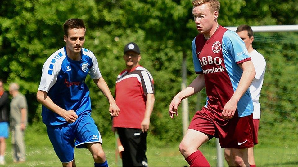 Den Ball unter Kontrolle hat Theo Friedrich (rechts) vom TV Crumstadt, beäugt vom Bauschheimer Florian Ziegler. Der TV Crumstadt gewinnt das B-Liga-Gipfeltreffen 1:0. 	Foto: Uwe Krämer