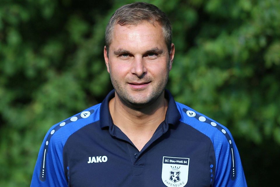 Co-Trainer Rainer Sinnigen steht bei Blau-Weiß an der Seitenlinie.