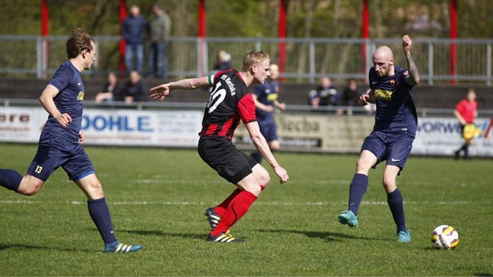 Herzlakes Patrick Middendorf (in schwarz-rot) war mit vier Torbeteiligungen am Sonntag gegen Aschendorf der Matchwinner. F: Lars Schröer