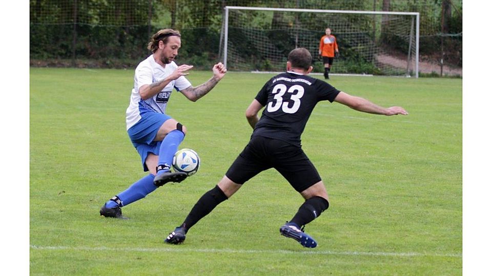 Nicolai Hesseldenz (links, hier im Pokal gegen Weinheims Marco Stock) hat maßgeblichen Anteil am Erfolg der SG Nieder-Wiesen.	Archivfoto: BK/Axel Schmitz