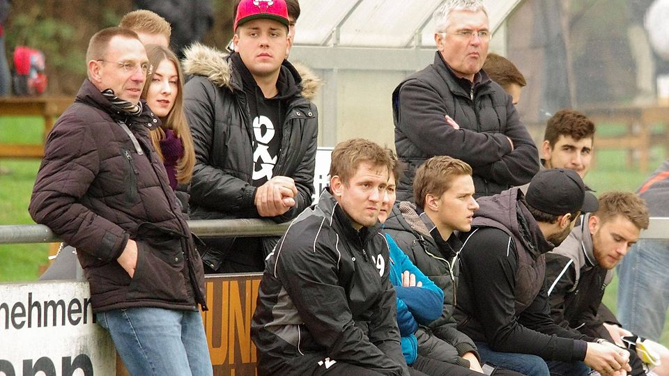 Tegernheim Abteilungsleiter Artur Weickl (stehend rechts) und der sportliche Leiter Peter Bauer (links, stehend) glauben fest an den Klassenerhalt in der Landesliga Mitte. Foto: lst