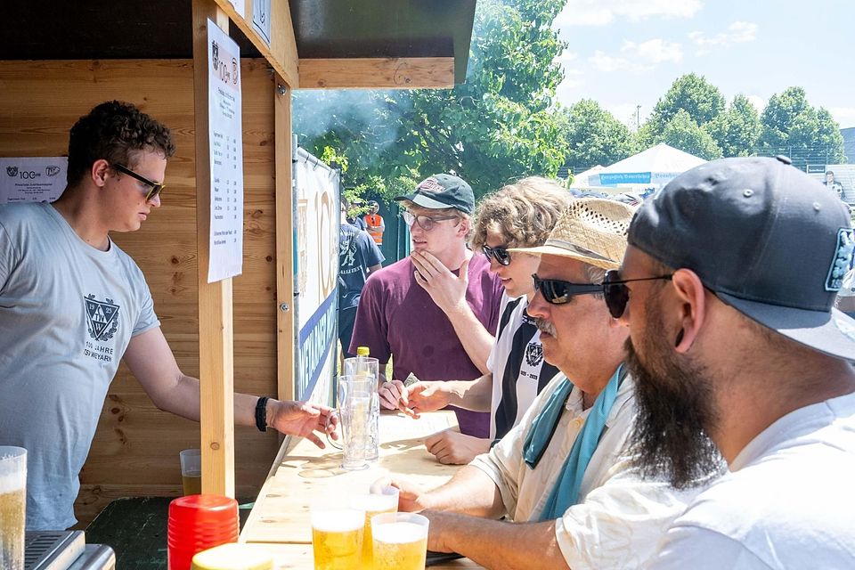 Großer Andrang herrschte bei hochsommerlichen Temperaturen an den vielen Getränkeständen.