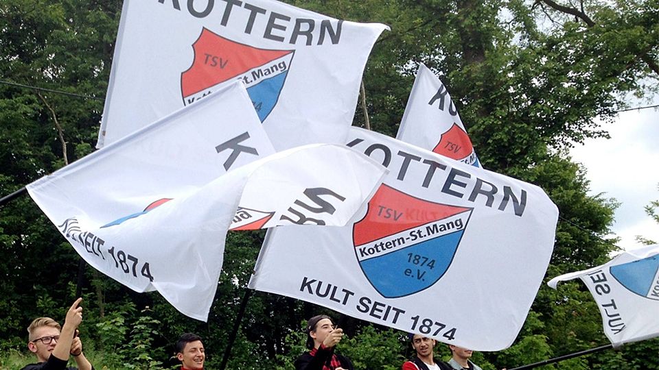 Die Fans des TSV Kottern feiern den Aufstieg: In der kommenden Saison will der Kemptener Vorstadt-Verein in der Bayernliga Süd Flagge zeigen. 	F.: Stefan Bessler