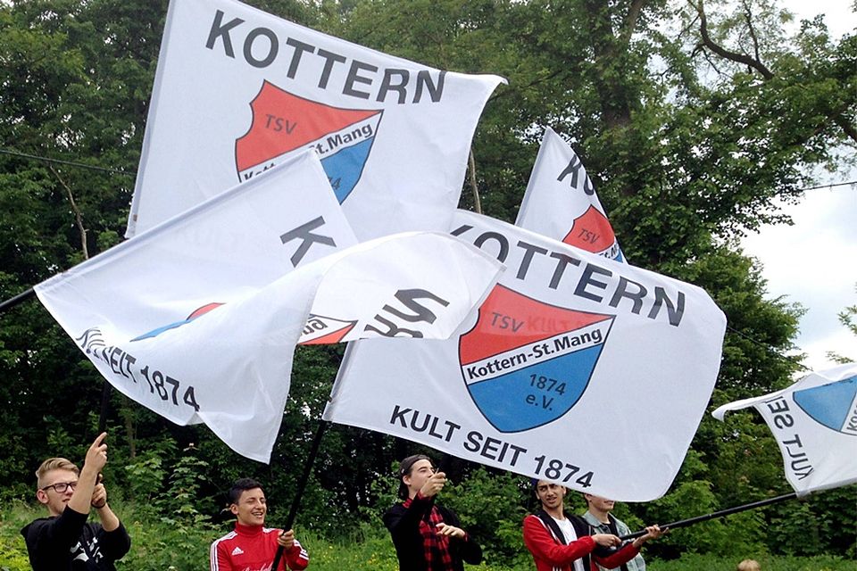 Die Fans des TSV Kottern feiern den Aufstieg: In der kommenden Saison will der Kemptener Vorstadt-Verein in der Bayernliga Süd Flagge zeigen. 	F.: Stefan Bessler