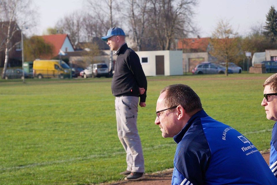 Das Trainerteam der 1. Mannschaft der SG Blau-Weiß Leegebruch bleibt dem Team erhalten.