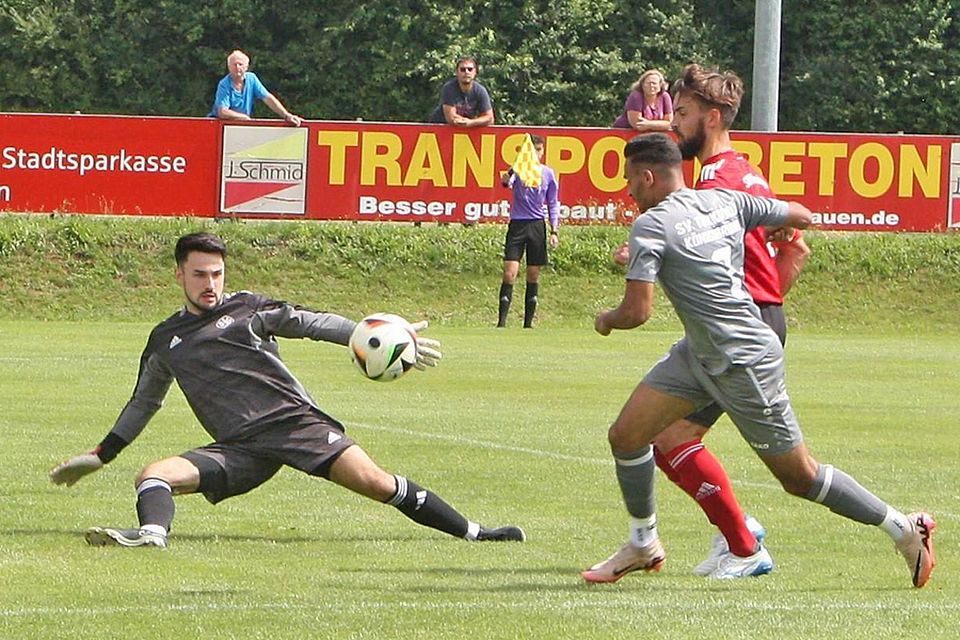 Hier scheitert Baschar El Fayyad (graues Trikot) am Germaringer Torwart Daniel Hatzenbühler. 