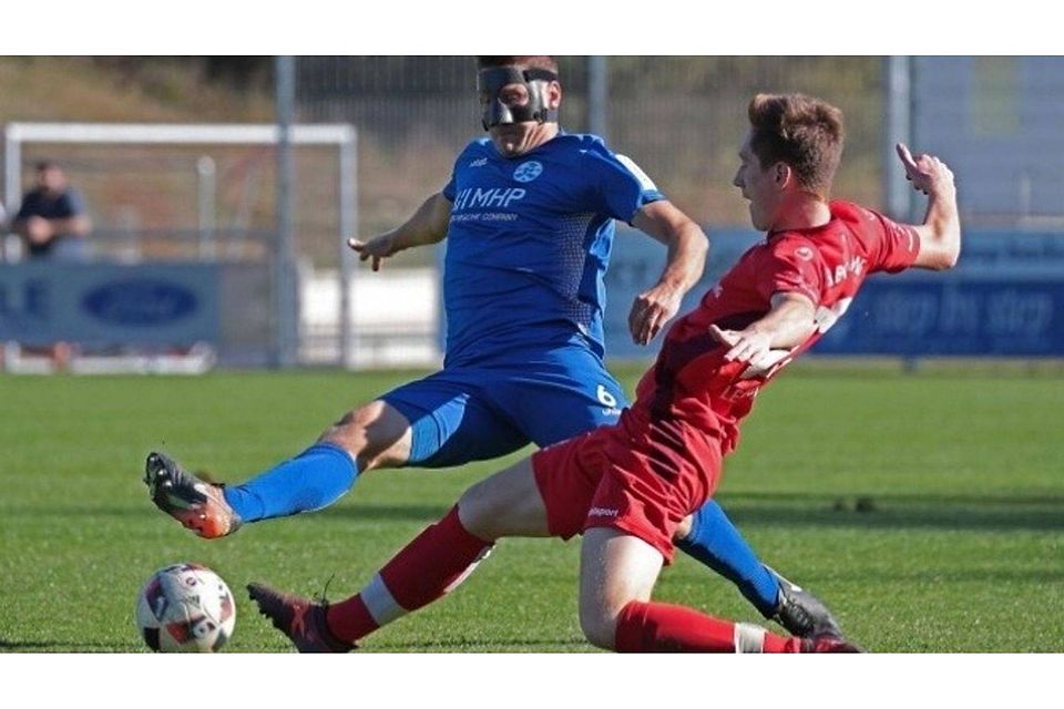 Nach der Niederlage gegen die Stuttgarter Kickers (blaue Trikots) steht für die TSG Backnang ein Auswärtsspiel in Pforzheim an. F: Pressefoto Baumann