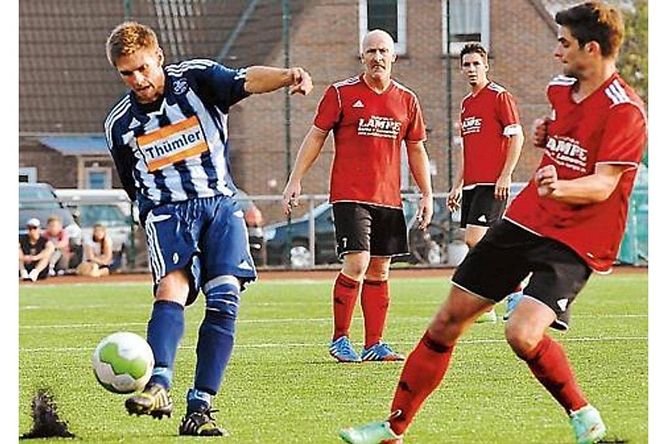 Wirbelten nur Staub auf: Großenmeers Fußballer (am Ball) verloren das Pokalspiel in Berne mit 0:2. Felix Grossmann