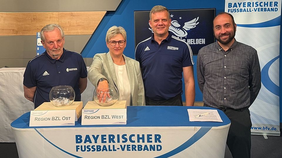 Die Zeremonienmeister der Auslosung: Bezirksspielleiter Richard Sedlmaier, BFV-Vizepräsidentin Silke Raml, Bezirksvorsitzender Harald Haase und Moderator und Fußball-Koryphäe Tobias Wittenzellner (heute Karriereende, by the way).
