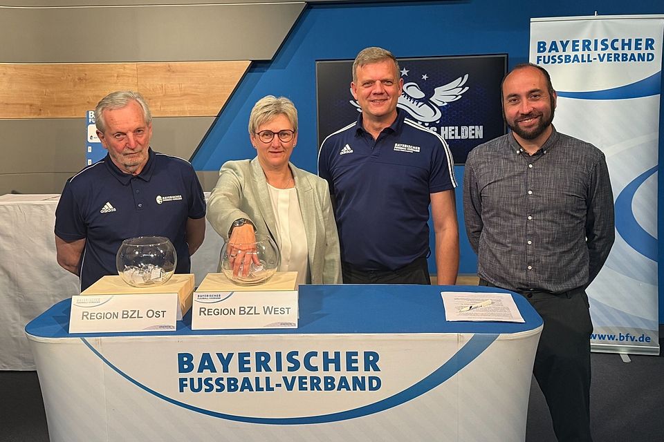 Die Zeremonienmeister der Auslosung: Bezirksspielleiter Richard Sedlmaier, BFV-Vizepräsidentin Silke Raml, Bezirksvorsitzender Harald Haase und Moderator und Fußball-Koryphäe Tobias Wittenzellner (heute Karriereende, by the way).