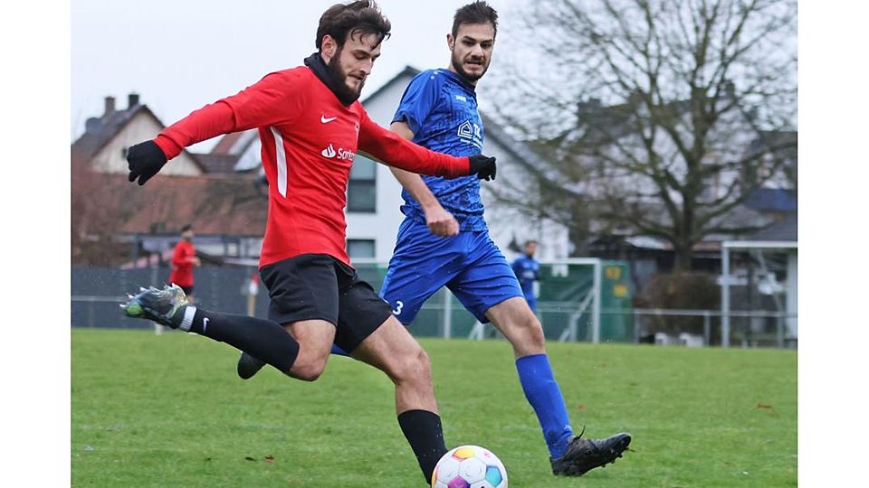 Enges Duell in der Kreisliga A Odenwald: Fatih Sevindik (links, Beerfelden) will vorbei an Tolga Chasan Oglu (Breuberg).	Foto: Herbert Krämer