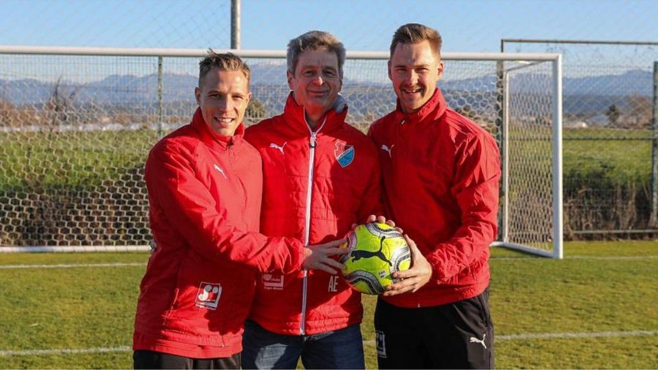 Andreas Engel (Mitte), Leiter Spielbetrieb Junioren beim TSV Steinbach, präsentiert die neuen Trainer Moritz Göttel (l.) und  Florian Bichler.	Foto: Björn Franz