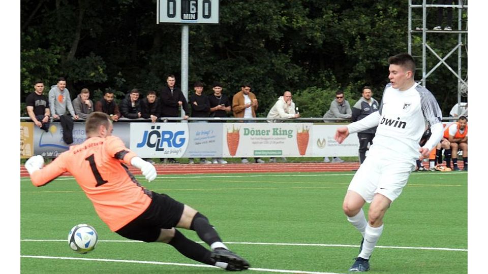 Einer der Laubenheimer Aufstiegshelden: Tobias Schönberger (rechts) gelingt mit der Alemannia die Rückkehr in die A-Klasse – durch ein 4:3 gegen Gau-Algesheim.	Foto: Jörg Henkel/hbz