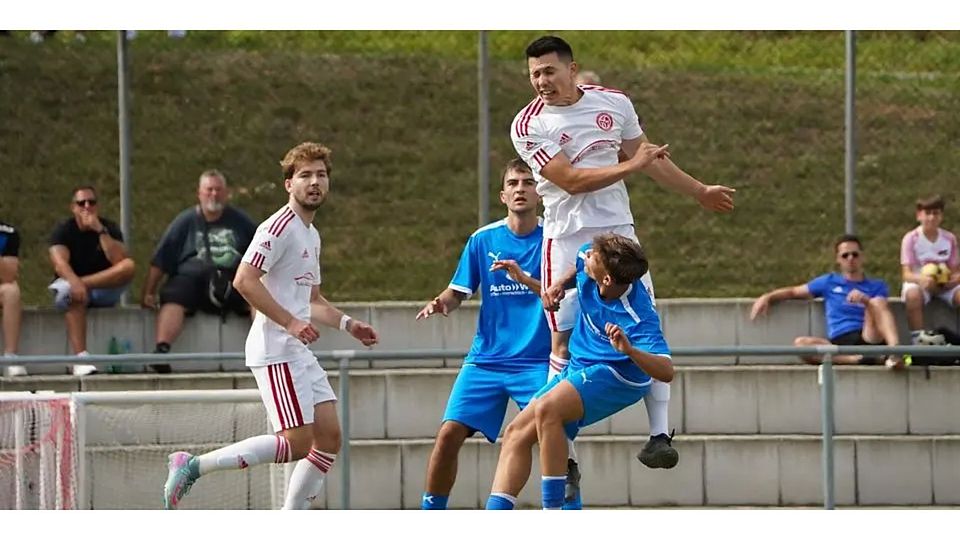 „Augen zu und durch“: Arthur Galiev (2.vl.) setzt sich in dieser Szene gegen Lukas Walther durch, geht mit seinem SC Münchholzhausen/Dutenhofen aber mit 0:5 beim RSV Büblingshausen unter. © Isabel Althof
