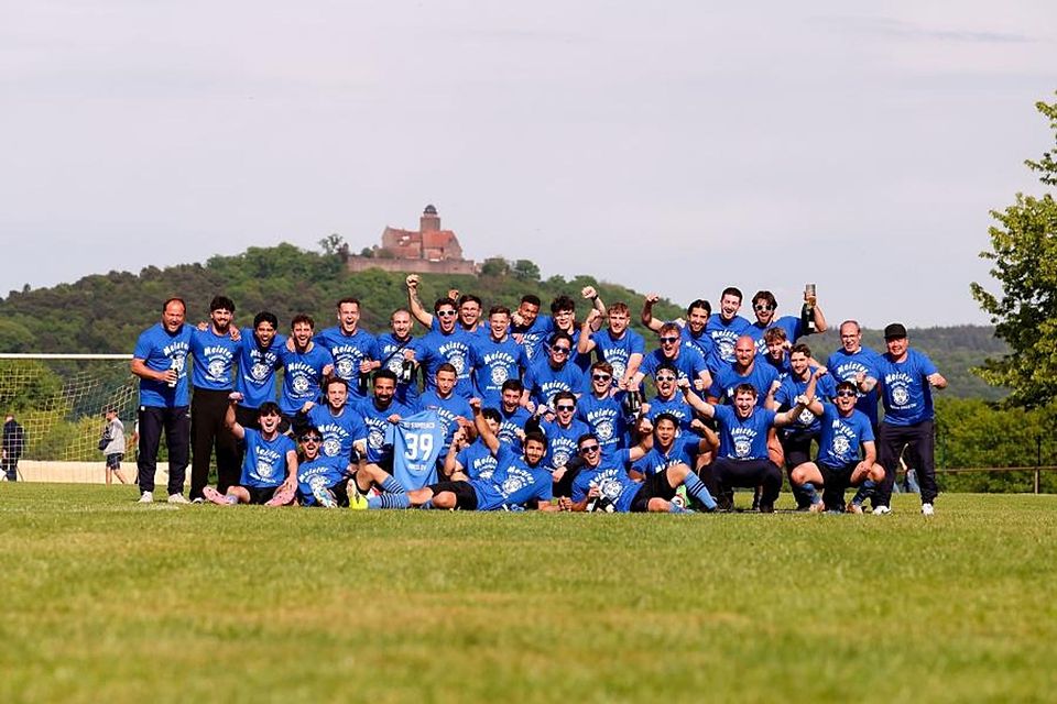 Zurück in der Kreisoberliga: die SG Sandbach feiert die A-Liga-Meisterschaft.	Foto: Joaquim Ferreira