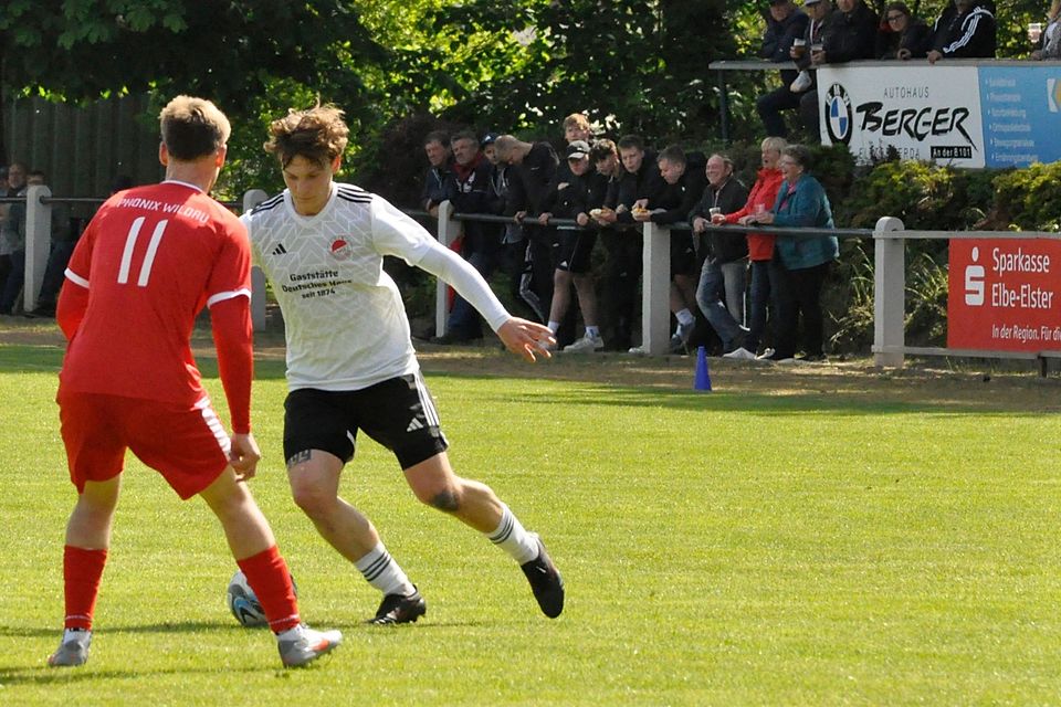 Mit einem Doppelpack brachte Cornel Böhme (re.) den VfB Hohenleipisch komfortabel in Führung. Mit der Nr. 11 Wildaus Luis Halboth. Mit einem Doppelpack brachte Cornel Böhme (re.) den VfB Hohenleipisch komfortabel in Führung. Mit der Nr. 11 Wildaus Luis Halboth.