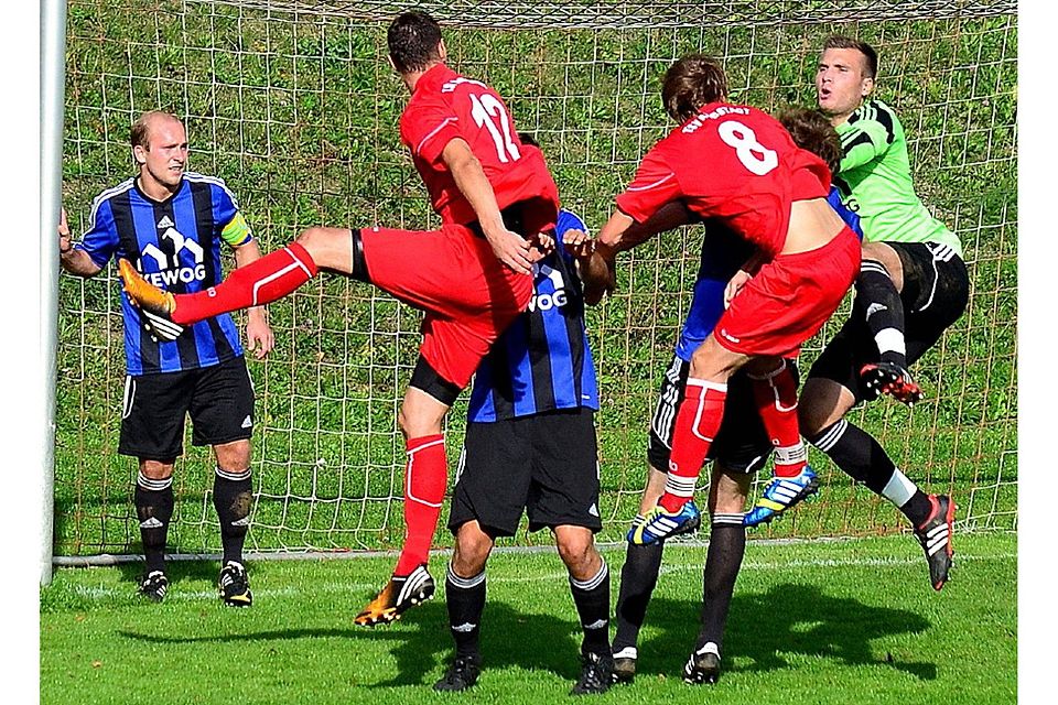 Wie schon im Hinspiel müssen die Weidener (in Blau) auch zu Hause gegen den TSV Aubstadt alles in die Waagschale werfen. Foto: Werner Franken