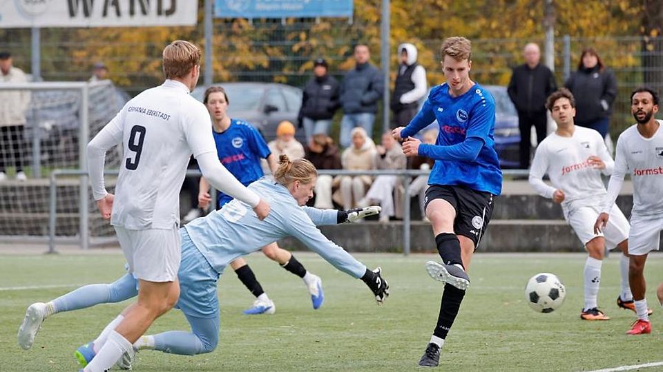 Zwei Treffer steuerte Tim Zeising zum 4:0-Sieg der SG Arheilgen im Spitzenspiel der Kreisoberliga Darmstadt/Groß-Gerau bei. Torwart Lukas Franke ist als Torwart in dieser Chance so machtlos wie Germania Pfungstadt im ganzen Spiel.