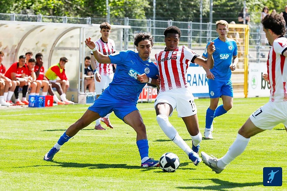 Theodoros Politakis (blau, im Vordergrund) muss in Offenbach gelbgesperrt passen.