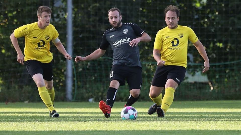 Günterfürsts Matthias Hallstein (Mitte) avancierte beim 4:2-Erfolg seiner Mannschaft beim TV Hetzbach (links Jörg Schwinn, rechts Sebastian Karb) mit drei Treffern zum Matchwinner.	Foto: Herbert Krämer