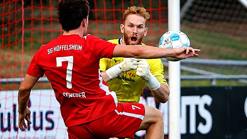 Im Weg: Basara-Keeper Felix Pohlenz rettet vor dem Hüffelsheimer Simon Scherer.