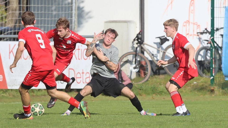 Fußball Saison 2025/26 Kreisklasse SV Hohenfurch (in Rot) zu Gast beim MTV Dießen am 12. Oktober 2025