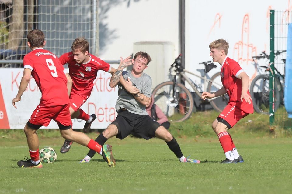 Fußball Saison 2025/26 Kreisklasse SV Hohenfurch (in Rot) zu Gast beim MTV Dießen am 12. Oktober 2025