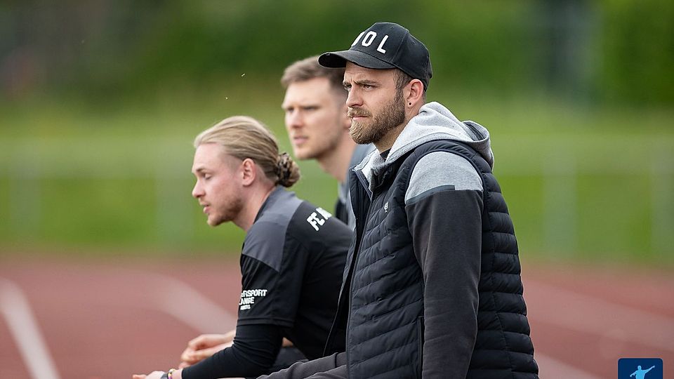 Ambergs sportlicher Leiter Roman Reinhardt (rechts) kann bei der Trainersuche noch nicht Vollzug melden.