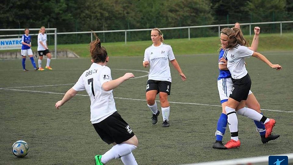 Die Damen der SpVg. Bürbach (in weiß, hier in der Vorsaison gegen Germania Salchendorf) fuhren in der Bezirksliga in Oesbern im dritten Anlauf den ersten Sieg ein. Archiv-