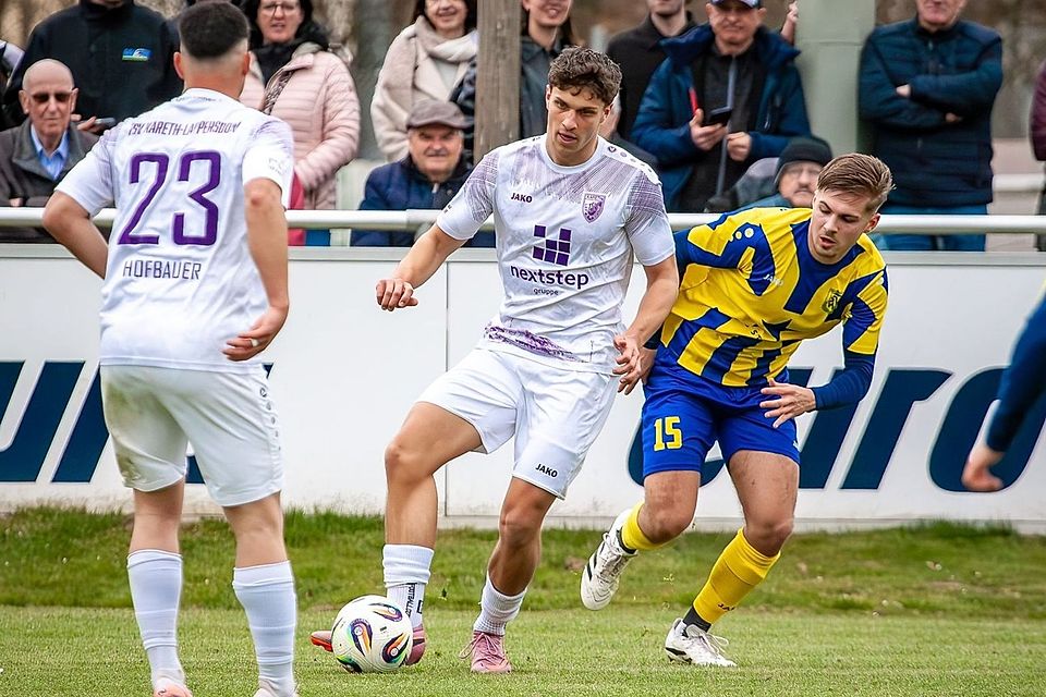 Felix Bomber (am Ball) brachte den TSV Kareth mit 2:1 in Führung.