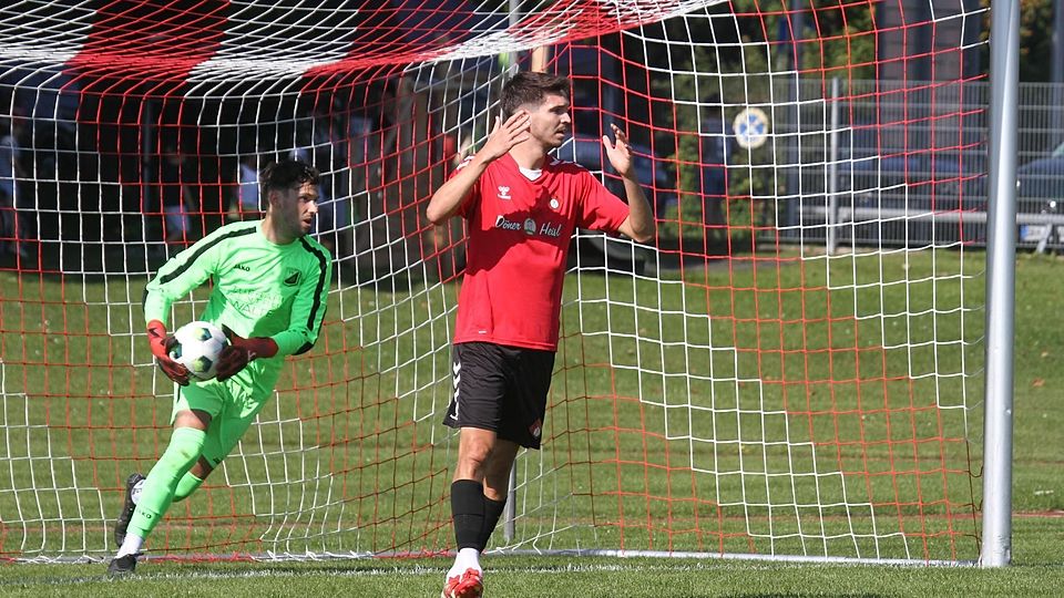 Chance vertan: Gündings Torwart Alexander Kilmarx hat den Ball, Christoph Spielberger vom SV Petershausen ärgert sich offensichtlich.