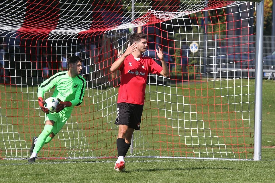 Chance vertan: Gündings Torwart Alexander Kilmarx hat den Ball, Christoph Spielberger vom SV Petershausen ärgert sich offensichtlich.