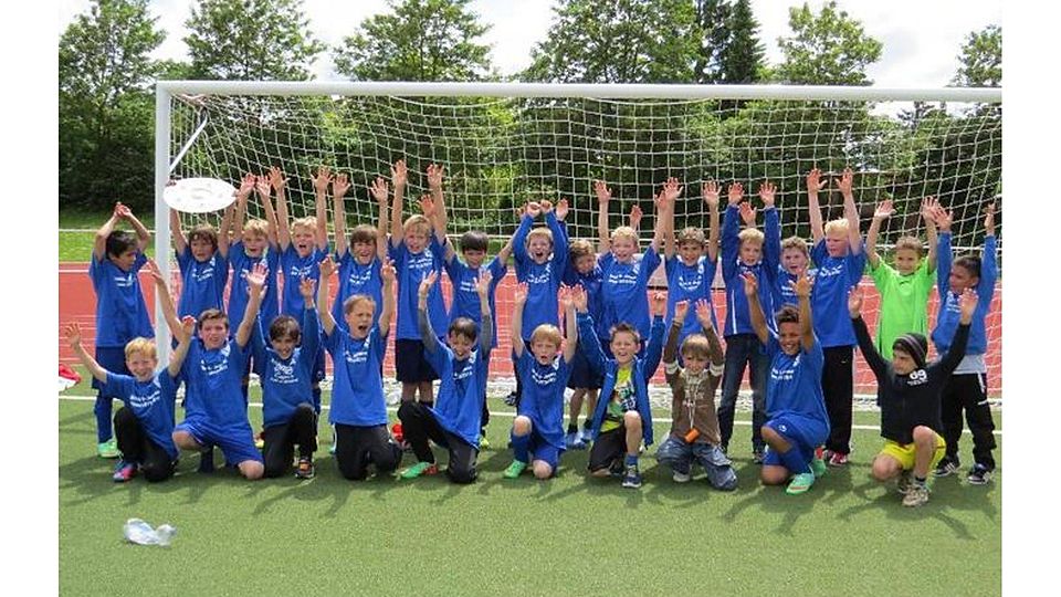 Die E1- und die E2-Fußball-Junioren der TSG-Sprendlingen feiern die Meisterschaft 2013/2014 in ihrer jeweiligen Spielklasse.  Foto: Joachim Kübler