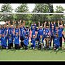 Die E1- und die E2-Fußball-Junioren der TSG-Sprendlingen feiern die Meisterschaft 2013/2014 in ihrer jeweiligen Spielklasse.  Foto: Joachim Kübler