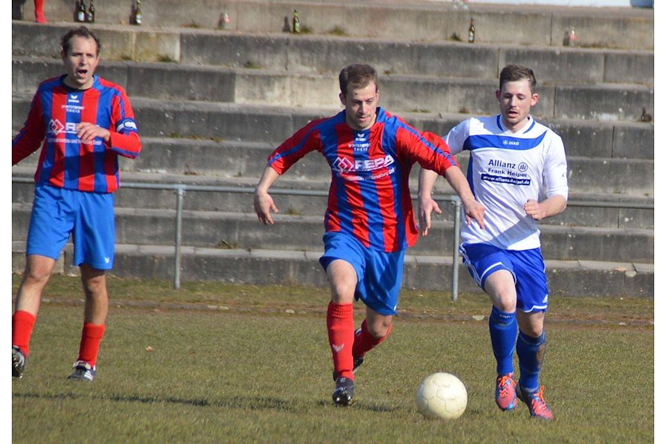 F: Bernd Krommes Der FSC Gensungen/Felsberg (rot-blaues Trikot) braucht noch Punkte, um die Abstiegsrelegation zu vermeiden.