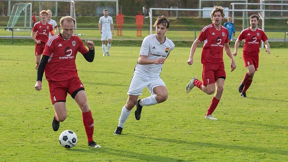 Mehr investiert hat im Derby der TSV Otterfing (weiß) und sich so den Sieg über Hausham geholt.