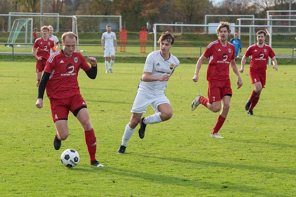 Mehr investiert hat im Derby der TSV Otterfing (weiß) und sich so den Sieg über Hausham geholt.