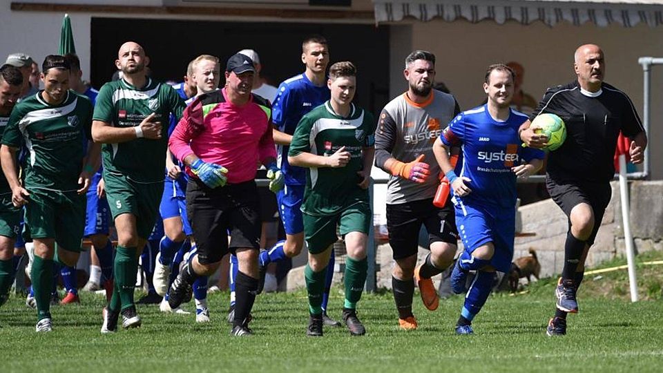 Auflaufen zur Restrunde ist angesagt im Lager der SG Wallernhausen/Fauerbach (Spieler in grünen Trikot). Die Partie der Büches/Rohrbacher (in blau) ist bereits abgesagt.	Foto: erg/Archiv