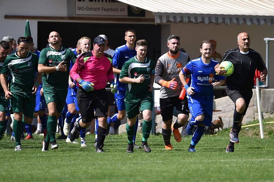 Auflaufen zur Restrunde ist angesagt im Lager der SG Wallernhausen/Fauerbach (Spieler in grünen Trikot). Die Partie der Büches/Rohrbacher (in blau) ist bereits abgesagt.	Foto: erg/Archiv