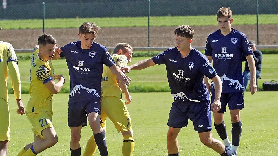 Nur einer kann auflaufen: Lucas Pfefferle (2.v.l.) ist auf sich alleine gestellt, Noah Pawlak (r.) steht erst am Wochenende zur Verfügung.